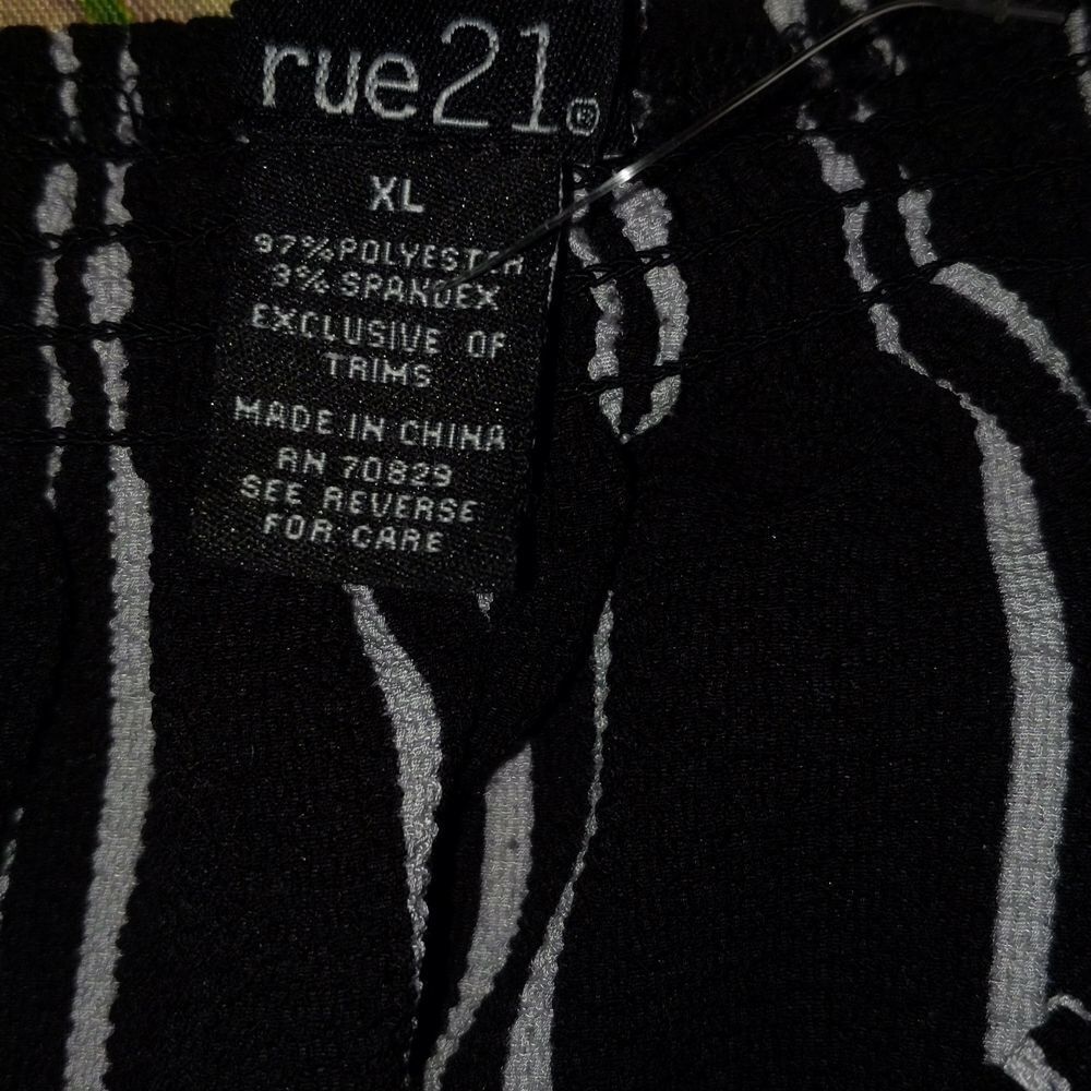 Rue 21 off-the-shoulder black and white striped top.  SZ XL NWOT - Picture 6 of 6